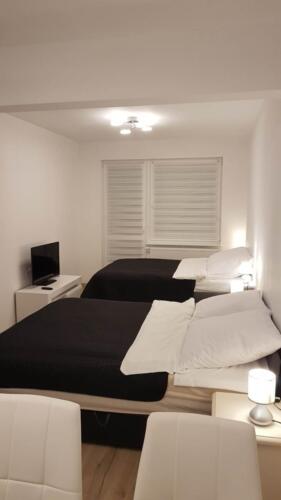 Łóżka w układzie hotelowym